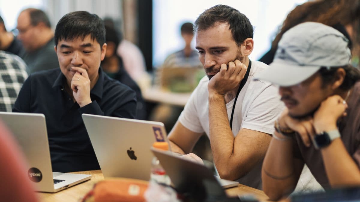 HubSpot vs Salesforce vs Leadify: How to Choose in 2026